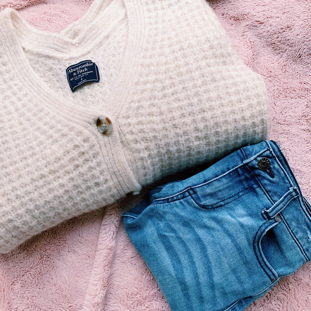 LIGHTWASH DENIM DISTRESSED JEANS💙